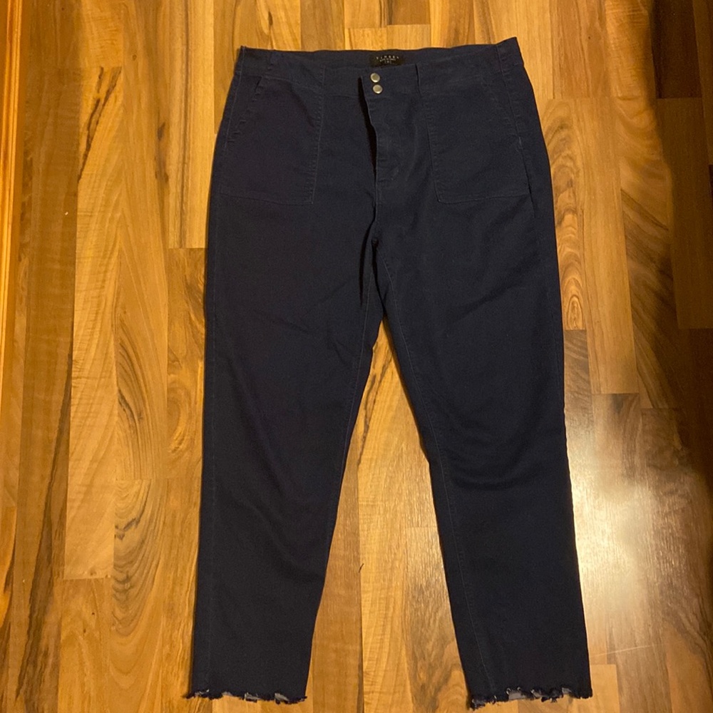 Tinsel frayed hem capri chino pants